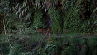Parahnya, di salah satu sisi Death Road ini langsung mengarah ke jurang sedalam 600 meter (David Mercado/REUTERS)