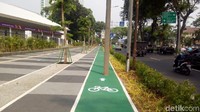 Jalur sepeda di Gelora Bung Karno (GBK), Senayan, Jakarta Pusat sebagian terganggu dengan keberadaan tiang di tengah jalur. Petugas PLN kemudian mencabut dua tiang beton di areal tersebut. Salah satunya yang di area gate 10 menuju ke gate 11 ini. (Peti/detikcom)