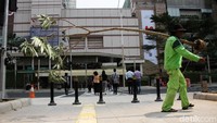Dinas kehutanan DKI Jakarta menyiapkan pohon yang akan ditanam di kawasan Bundaran Hotel Indonesia (HI).