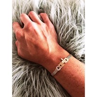 Sebelumnya Carla selalu bisa berbelanja dengan tenang karena bantuan orangtua dan pekerjaannya namun tahun ini ia sedikit bermasalah dengan keuangan. Aku tidak pernah berpikir bunuh diri tapi aku kadang berpikir akan nyaman mungkin jika aku ditabrak bis dan tidak harus mencemaskan mengenai ini, katanya. Foto: Instagram @carlasosenko