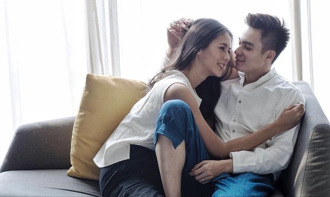 Konsep foto yang kasual sukses mengangkat percintaan keduanya yang sederhana tanpa drama. (Foto: Instagram/alexzulfikarlalisang)