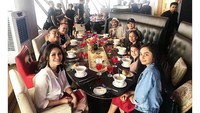 Di Kuala Lumpur, gadis berambut panjang ini tak melewatkan momen makan bersama. Wish meet all of u, InssAllah, tulisnya. Foto: Instagram sandrinna_skornicki_11