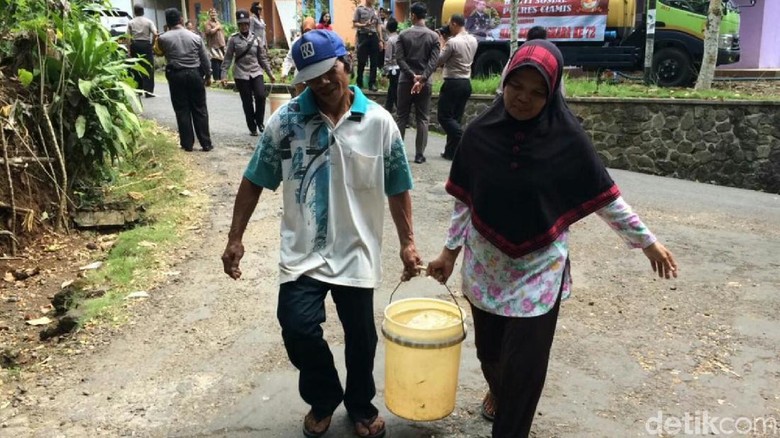 Sulit Air Bersih Warga Ciamis  Mandi dan Cuci Pakaian  di 