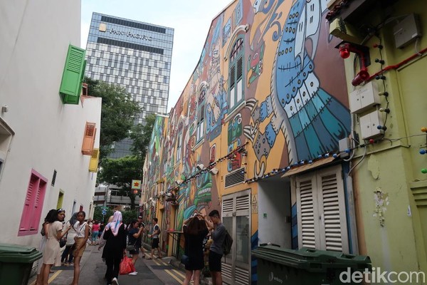 Mural-mural ini bisa kamu temukan di hampir setiap bangunan di jl Haji Lane. Kawasan ini bisa dibilang favorit sebagai tempat berfoto. (Bonauli/detikTravel) Mural-mural ini bisa kamu temukan di hampir setiap bangunan di jl Haji Lane. Kawasan ini bisa dibilang favorit sebagai tempat berfoto. (Bonauli/detikTravel)
