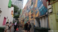 Mural-mural ini bisa kamu temukan di hampir setiap bangunan di jl Haji Lane. Kawasan ini bisa dibilang favorit sebagai tempat berfoto. (Bonauli/detikTravel)