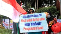 Mereka menuntut pembayaran tunjangan pensiun yang hingga saat ini belum mereka terima.