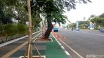 Before-After Tiang Halang Rintang di Jalur Sepeda GBK Dicabut