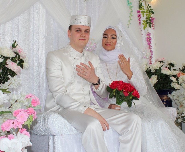 Belum lama ini foto gadis Aceh yang dipersunting pria bule asal Norwegia mencuri atensi di media sosial. Tak sedikit netizen yang heboh dan kagum pada pernikahan lintas negara ini. Foto: Instagram