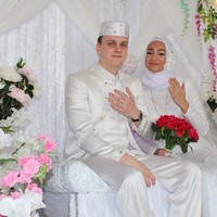 Belum lama ini foto gadis Aceh yang dipersunting pria bule asal Norwegia mencuri atensi di media sosial. Tak sedikit netizen yang heboh dan kagum pada pernikahan lintas negara ini. Foto: Instagram