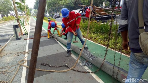 Jadi Halang Rintang, Tiang di Jalur Sepeda GBK Dicabut PLN