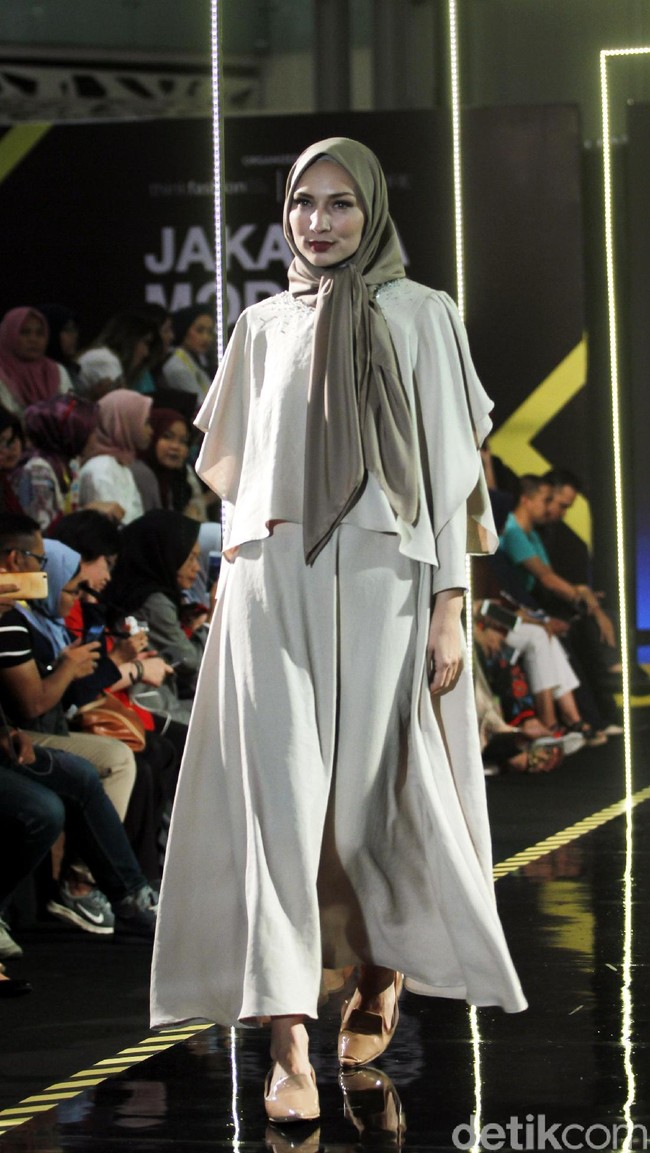 Brand busana KAMI menampilkan koleksinya dengan tema SABAKU di Atrium Gandaria City. Jakarta. Minggu [29/07/2018]. Foto: Mohammad Abduh/Wolipop