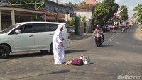 Nenek bernama Mianah itu dengan santai salat di simpang empat Desa Podorejo Tulungagung/Foto: Adhar Muttaqin