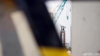 Pemandangan Patung Selamat Datang yang terlihat jelas setelah JPO Bundaran HI dirobohkan.
