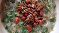 Taburan teri tawar yang digoreng kering dan kacang tanah merupakan ciri khas bubur pedas. memberi tekstur renyah gurih pada bubur ini. Foto : Instagram @yessicakim
