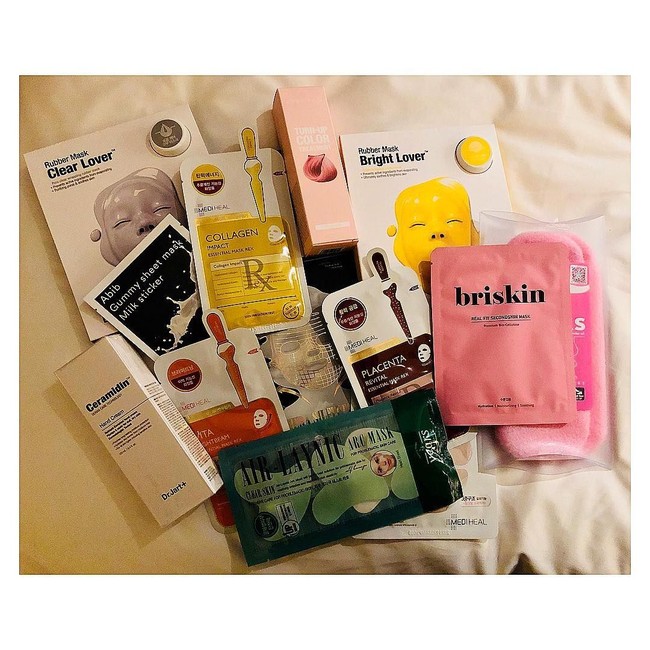 Aku di situ, beberapa jam kemudian, di sofaku dengan segelas white wine melihat tas seperti orang melihat video kucing. Aku pergi dari situs ke situs tak berhasil mencari yang sale. Aku memutuskan untuk moveon, tulis Carla yang kemudian membeli tas dengan desain serupa yang lebih murah. Foto: Instagram @carlasosenko