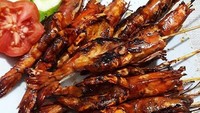 Untuk udang yang berukuran besar seperti jenis udang galah, memang paling enak dimasak dengan cara ditusuk lidi. Kerat bagian punggung udang supaya bumbu bisa meresap sempurna. Foto : instagram @mscherval