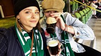Brooklyn dan Chloe memang sempat putus nyambung. Mereka dulu sering berlibur bersama, seperti menikmati sebuah pertandingan dengan bir dingin di Dublin. Foto: Instagram @brooklynbeckham