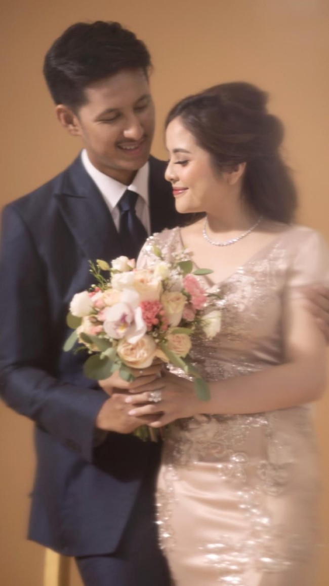 Tasya Kamila tak lama lagi resmi menjadi istri dari sang kekasih, Randi Bachtiar. Deretan foto pre-wedding mereka hasil bidikan fotografer Rio Prasetia pun dirilis. (Foto: Instagram/@_riop_)