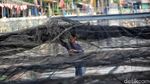 Melihat Petugas UPK Badan Air Pasang Waring di Kali Item