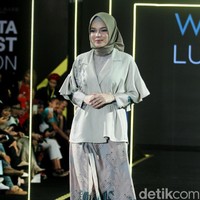 Brand busana KAMI menampilkan koleksinya dengan tema SABAKU di Atrium Gandaria City. Jakarta. Minggu [29/07/2018]. Foto: Mohammad Abduh/Wolipop