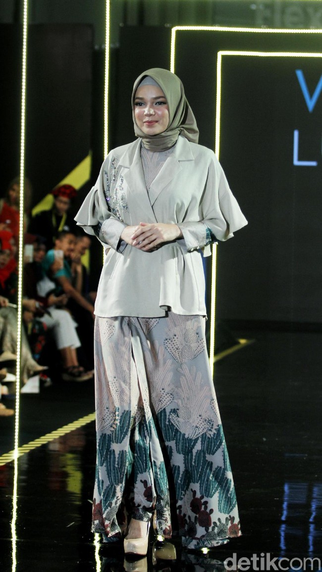 Brand busana KAMI menampilkan koleksinya dengan tema SABAKU di Atrium Gandaria City. Jakarta. Minggu [29/07/2018]. Foto: Mohammad Abduh/Wolipop