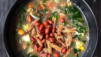 Ini versi bubur pedas yang tak terlalu kental. Sayurannya bisa ditambah kacang merah, jagung atau labu kuning. Makin enak dimakan hangat. Foto : Instagram @irvantheoldprint