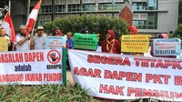 Sejumlah karyawan Pupuk Kaltim melakukan aksi di depan Kantor Perwakilan Pupuk Kaltim, Jakarta, Selasa (31/7/2018).