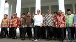 Gaya Jokowi saat Foto Bareng Bupati Seluruh Indonesia