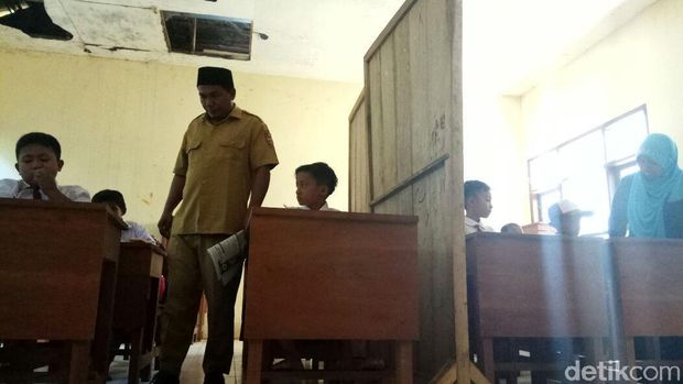 Siswa SD di Jember berbagi ruangan/