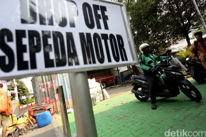 Pemprov DKI menyediakan area drop off untuk ojol di Bali Kota, Jakarta. Area tersebut dicat hijau dengan tanda panah berwarna kuning.