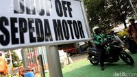 Begini penampakan tempat pemberhentian khusus bagi ojek online (ojol) di kawasan Balai Kota, Jakarta, Selasa (31/7/2018).
