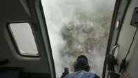 Kru Helikopter MI-172 milik Badan Nasional Penanggulangan Bencana (BNPB) mengamati lahan yang terbakar di Muara Medak, Bayung Lincir, Musi Banyuasin (Muba), Sumatera Selatan, Selasa (31/7). Antara Foto/Nova Wahyudi.