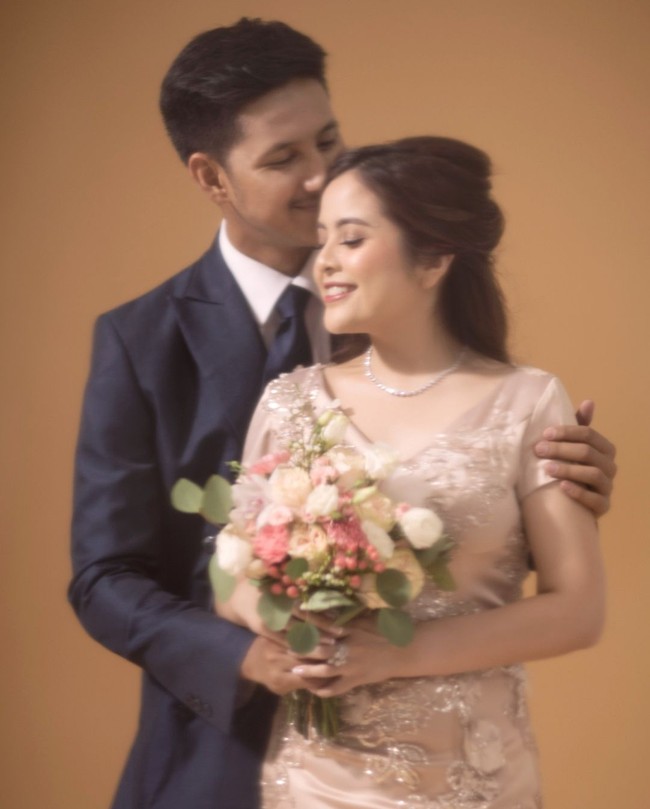 Ketika Randi mengecup kening calon istrinya yang mantan penyanyi cilik itu. Mesra banget! (Foto: Instagram/@_riop_)