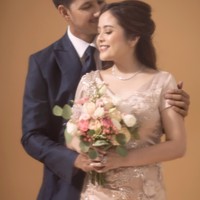 Ketika Randi mengecup kening calon istrinya yang mantan penyanyi cilik itu. Mesra banget! (Foto: Instagram/@_riop_)