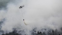 Badan Nasional Penanggulangan Bencana (BNPB) bertindak cepat dengan melakukan pemadaman dari udara (water bombing) dengan menggunakan Helikopter MI-8MTV-1 milik BNPB. Antara Foto/Nova Wahyudi.
