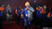 Dalam film Gila Lu Ndro, ia memang tampil sebagai alien. Pool/Palevi S/detikFoto.