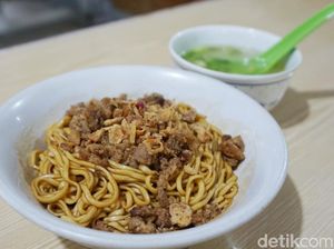 Blusukan di Pasar Baru, Jangan Lupa Jajan Yamien dan Cakwe Legendaris