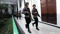Brimob bersiap melakukan penjagaan. 