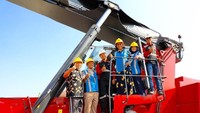 Susi nampak berfoto bersama sambil bediri di alat berat tersebut. Foto: Dok. Kementerian Kelautan dan Perikanan