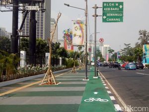 Waduh! Jalur Sepeda di Gate GBK Terhalang Tiang