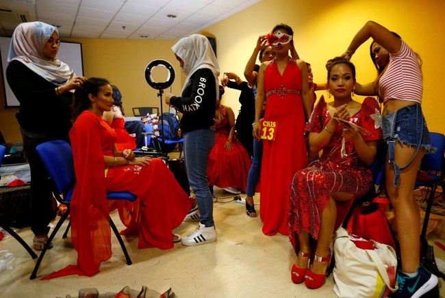 Bergaun merah, para kontestan Rampstar 2018 terlihat luwes berjalan di catwalk. Foto: Dok. REUTERS/Feline Lim