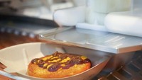 Setelah dilapisi mentega dan dipanggang, roti burger ditambahkan saus sesuai pesanan. Ada 4 saus yang bisa dipilih, mulai dari saus tomat Heinz sampai sunflower tahini. Semua jumlah saus bisa dipesan sesuai milimeter yang diinginkan pelanggan. Foto: Business Insider