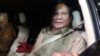 Sementara itu, Prabowo mengenakan kemeja safari krem saat bertemu pimpinan PAN dan PKS di rumah pengusaha Maher Algadri, Selasa (31/7). (Foto: Marlinda Oktavia/detikcom).
