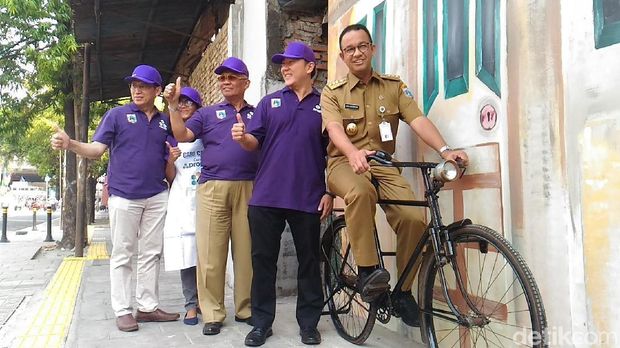 Anies Berkeliling Kampung Tematik, Ajak Warga Selfie