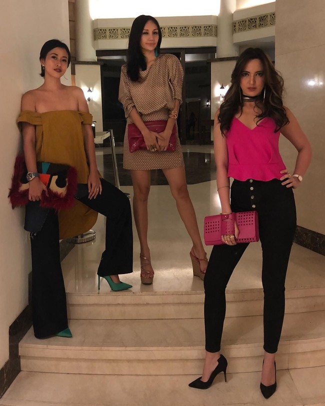 Nia Ramadhani terlihat cetar saat berpose memakai high heels, celana high waist dan tank top fuschia yang matching dengan clutch bag-nya. Pose dengan menekuk salah satu lututnya pun membuatnya terlihat semakin ramping. Foto: Instagram