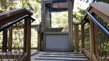 Terdapat lift juga lho untuk dapat naik ke rumah pohon ketiga ini! (Foto: Matt Weinberger/Business Insider)