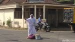 Ini Penampakan Nenek yang Bikin Heboh Salat di Tengah Jalan