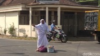 ksi nenek ini kontan membuat arus lalu lintas dari empat arah terganggu/Foto: Adhar Muttaqin