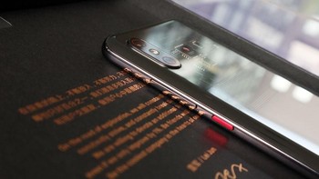 Tersemat memori internal 128 GB dan baterai 3.000 mAh dengan fitur Quick Charge 4.0+. Foto: Sina Mobile