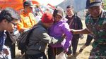 Foto: Sujud Syukur Pendaki Gunung Rinjani Usai Dievakuasi